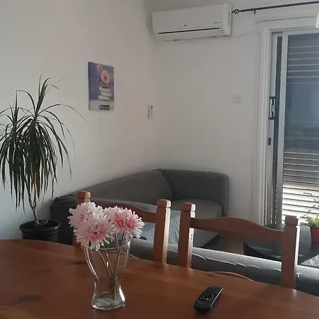 Kings Court 102 Apartment