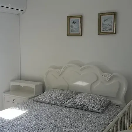 Kings Court 102 *